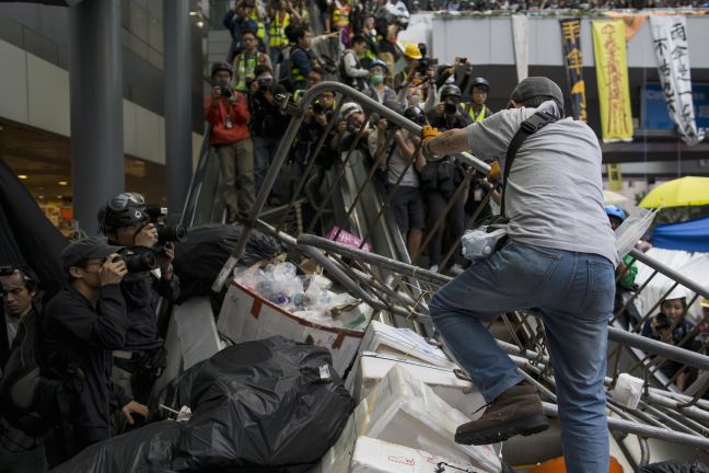 Τραυματισμοί και συλλήψεις στα οδοφράγματα στο Χονγκ Κονγκ