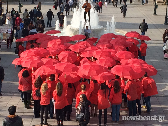 Το Σύνταγμα γέμισε κόκκινες ομπρέλες