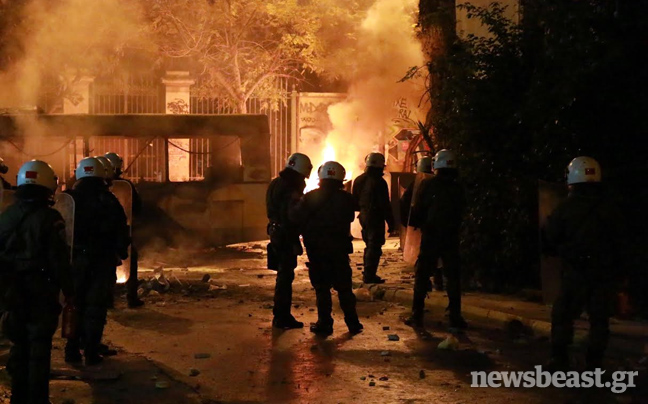 Συνεχίζονται οι συγκρούσεις στα Εξάρχεια