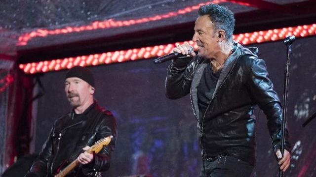 Συναυλία-έκπληξη των U2 στη Νέα Υόρκη για την Παγκόσμια Ημέρα κατά του AIDS