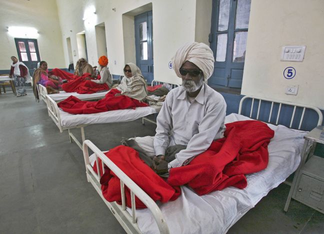 Ινδοί τυφλώθηκαν μετά από ομαδικό πρόγραμμα δωρεάν εγχείρησης