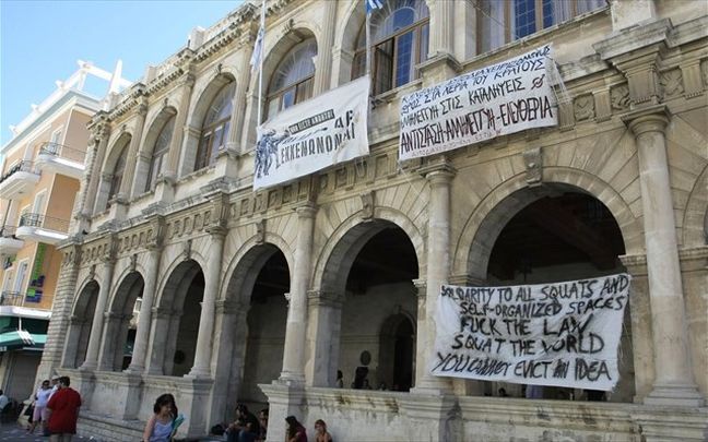 Ο δήμαρχος Ηρακλείου καλεί τους αντιεξουσιαστές να φύγουν από το κτίριο