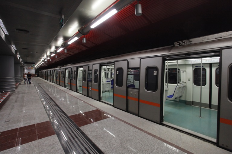 Σπείρα ξάφριζε επιβάτες σε μετρό και ΗΣΑΠ