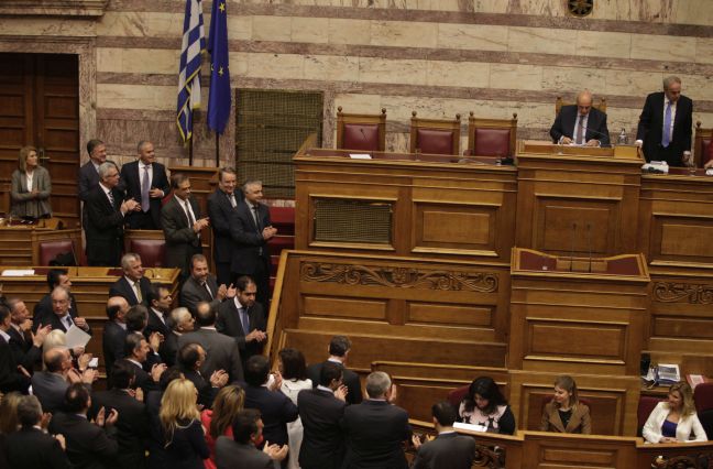 Handelsblatt: Η Αθήνα αντιστέκεται στην τρόικα
