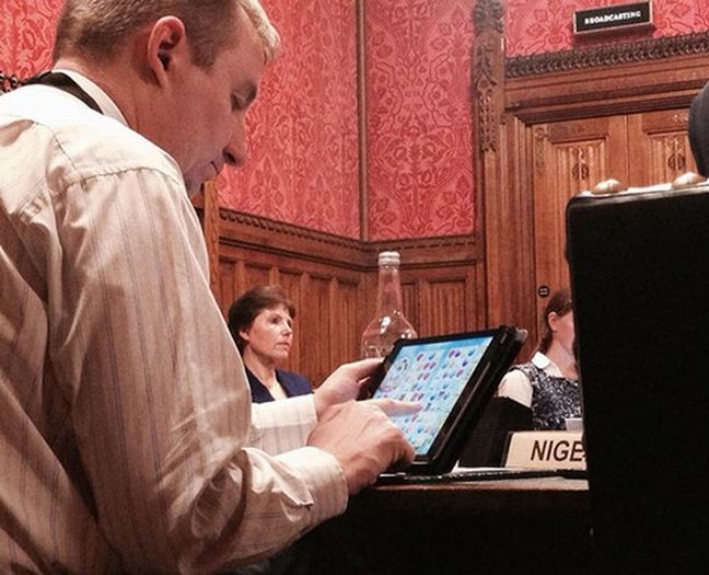Βουλευτής «συνελήφθη» να παίζει Candy Crash στο Βρετανικό κοινοβούλιο