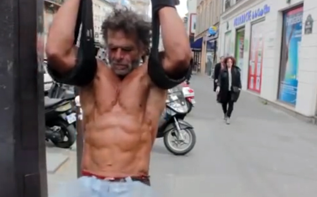 Ο άστεγος bodybuilder που εξασκείται στους δρόμους του Παρισιού