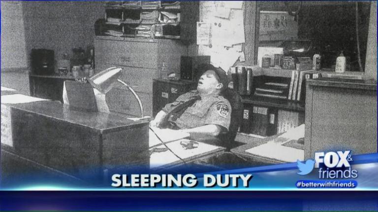 Υπάλληλος πιάστηκε να κοιμάται στη δουλειά πάνω από 12 φορές
