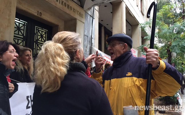 Ο παππούς, οι απολυμένες καθαρίστριες και ένα τραγούδι