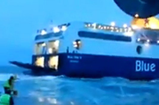 Μάχη με τα κύματα για να δέσει στο λιμάνι στην Κω