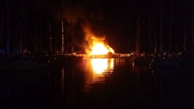 Στις φλόγες σκάφος στον Άγιο Νικόλαο