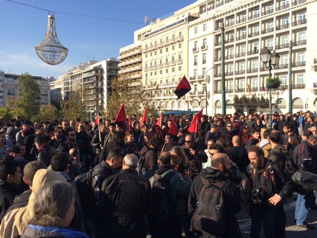 Κατέβηκε ο 15χρονος Σύρος που απειλούσε να κρεμαστεί στο Σύνταγμα