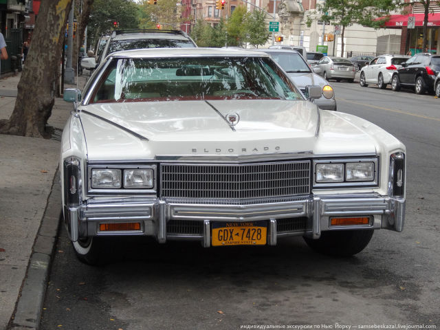 Vintage αυτοκίνητα στη σύγχρονη Νέα Υόρκη