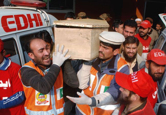Πάνω από 130 οι νεκροί στο αιματοκύλισμα στο Πακιστάν