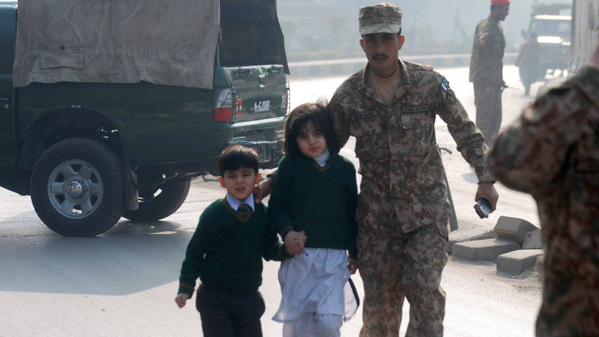 Εκατόμβη νεκρών παιδιών από την επίθεση Ταλιμπάν στο Πακιστάν