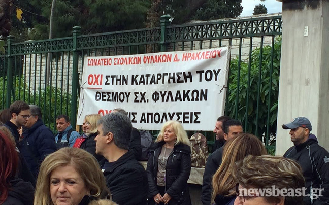 Στους δρόμους ξανά οι σχολικοί φύλακες