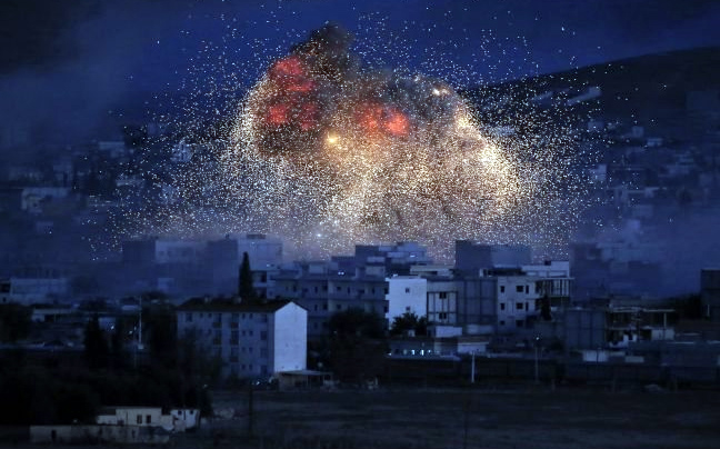 Μπαράζ βομβαρδισμών κατά θέσεων του Ισλαμικού Κράτους