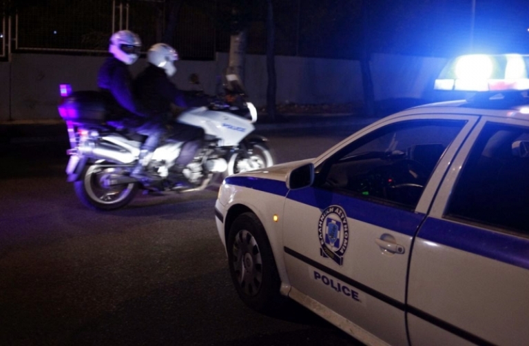 Πυρπόλησε οχήματα σε πιλοτές πολυκατοικιών