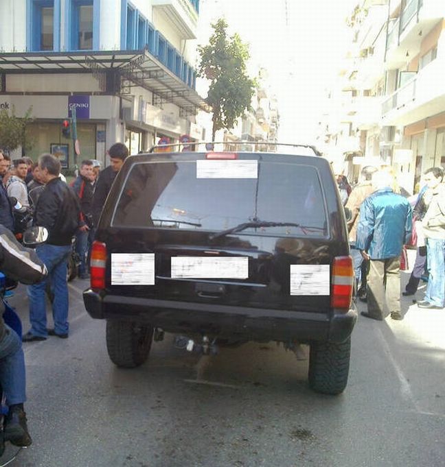 Η κυρία με το… μαύρο τζίπ ξαναμοίρασε τρόφιμα σε άπορους στη Λαμία
