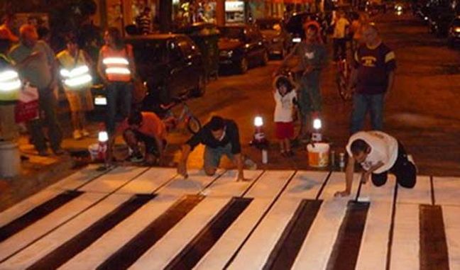 Πιάνο και νότες σε κεντρική διάβαση των Τρικάλων