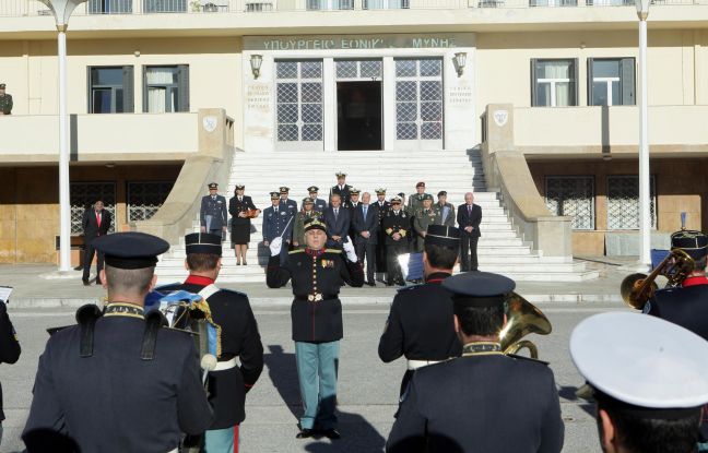 Κάλαντα στον Δένδια από μπάντα των Ενόπλων Δυνάμεων