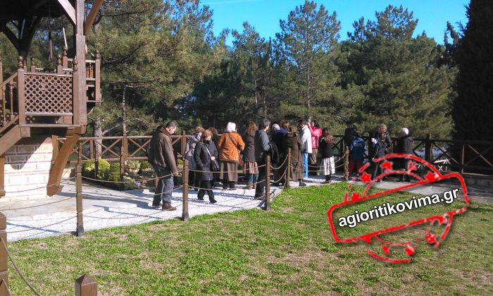 Δεκάδες πιστοί στον τάφο του Γέροντα Παΐσιου