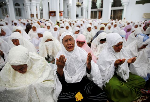 Χιλιάδες Ινδονήσιοι προσευχήθηκαν για τα θύματα του τσουνάμι του 2004
