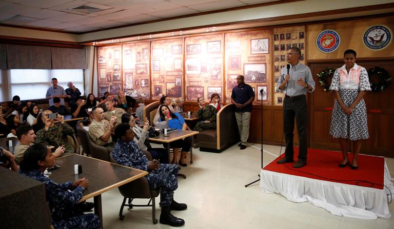 Το ζεύγος Ομπάμα επισκέφθηκε βάση πεζοναυτών στη Χαβάη