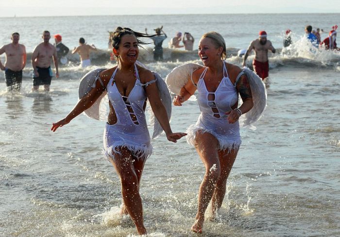 Οι χριστουγεννιάτικοι κολυμβητές του Λονδίνου