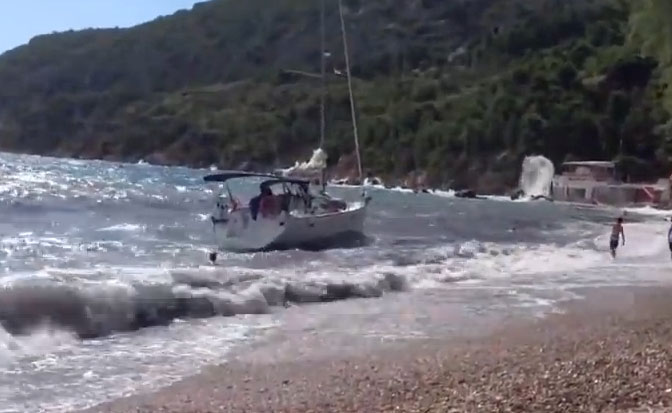Κότερο βγήκε στη στεριά…