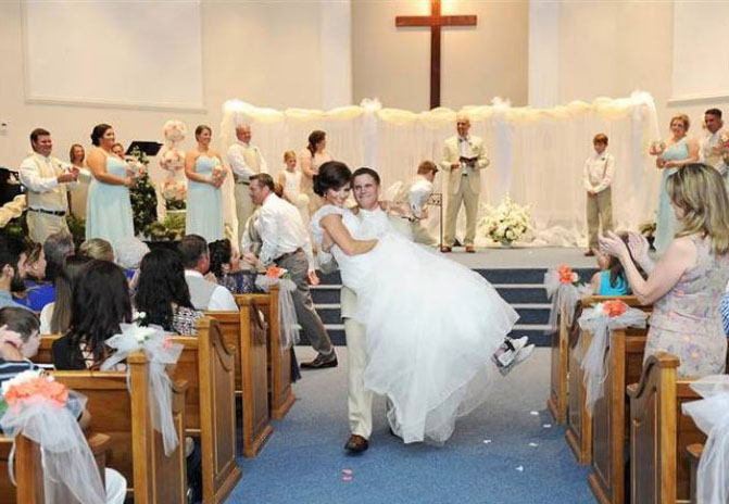 Η παράλυτη νύφη που περπάτησε στο γάμο της!