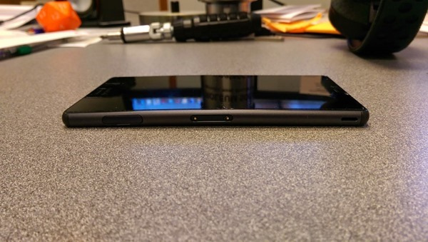Το πρόβλημα με τα smartphone που λυγίζουν χτύπησε και τη Sony