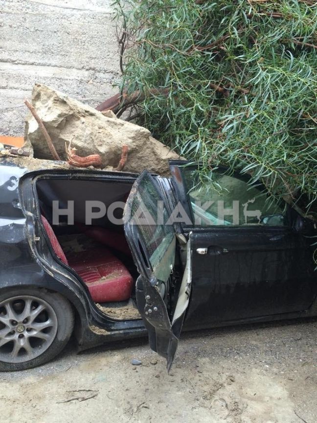 Βγήκε από το αμάξι λίγο πριν πέσει ο βράχος