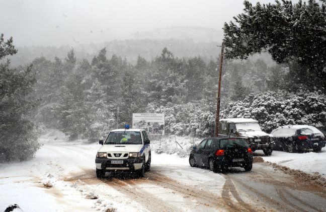 Κλειστοί δρόμοι και αποκλεισμένα χωριά λόγω του χιονιά