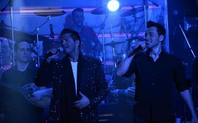 Τσαλίκης και Καλίδης είπαν τα κάλαντα… on stage!