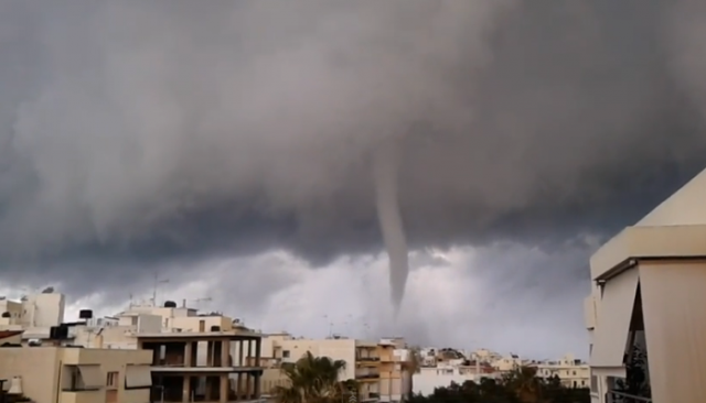 Εντυπωσιακά βίντεο από υδροστρόβιλο στο Ηράκλειο