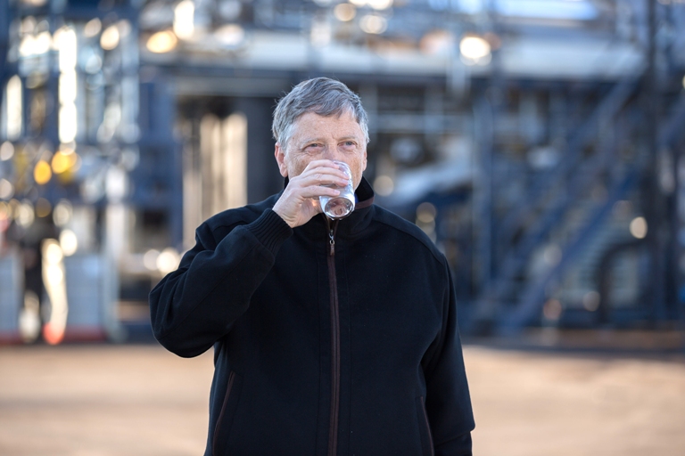 Ο Μπιλ Γκέιτς πίνει νερό από ανθρώπινα περιττώματα