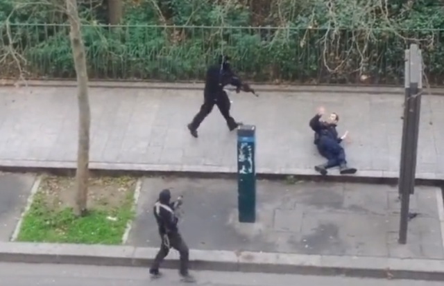 Παραδόθηκε ένας από τους τρεις υπόπτους για το μακελειό στο Παρίσι