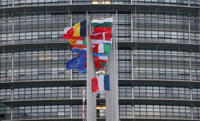 Μεσίστιες σημαίες στην Ε.Ε. για τα θύματα της επίθεσης