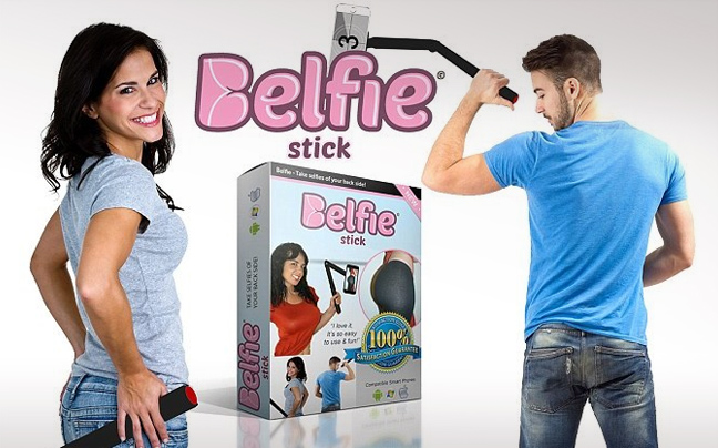 Ξεχάστε το selfie stick, έρχεται το… belfie stick