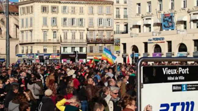 Χιλιάδες Γάλλοι διαδήλωσαν για τα 17 θύματα των επιθέσεων