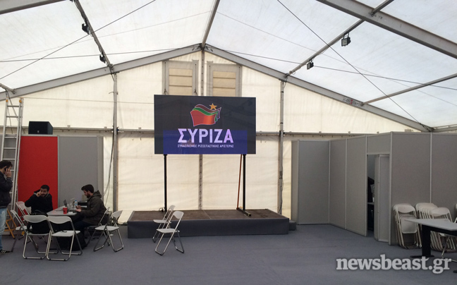 Στήνεται το εκλογικό περίπτερο του ΣΥΡΙΖΑ στην πλατεία Κλαυθμώνος