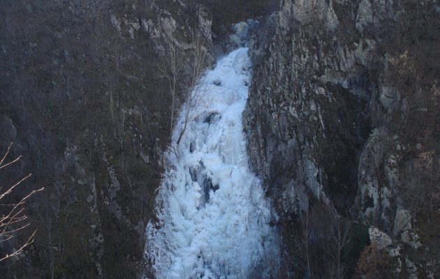 Μαγεύει ο καταρράκτης της Ξάνθης που πάγωσε