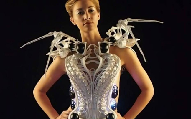 Το ρομποτικό φόρεμα-αράχνη που επιτίθεται σε εισβολείς