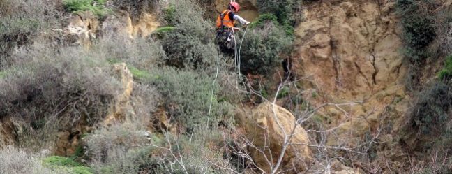 Σπάνε βράχους για να μην πέσουν σε σπίτια