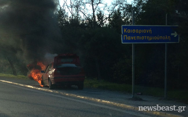 Στις φλόγες αυτοκίνητο στην περιφερειακή Υμηττού