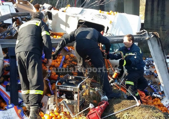 Έπεσε νταλίκα από γέφυρα στην εθνική οδό