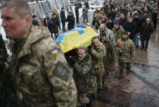 Μαίνονται οι αιματηρές μάχες στην ανατολική Ουκρανία