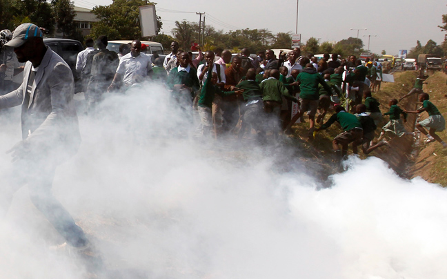 Η αστυνομία ψεκάζει με χημικά μαθητές στην Κένυα