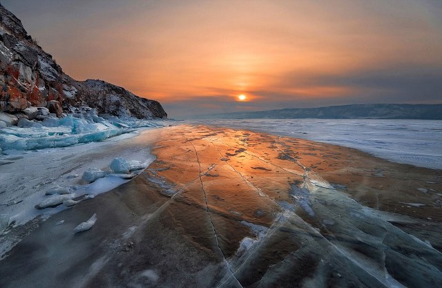 Μαγευτικές εικόνες από ένα παγωμένο ηλιοβασίλεμα! Μια σπάνια ματιά στη φυσική ομορφιά της λίμνης Βαϊκάλης