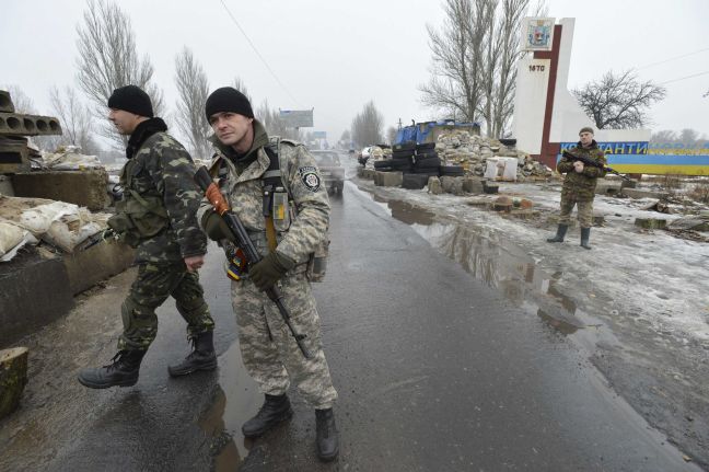 Οργισμένο πλήθος χλεύασε ουκρανούς στρατιώτες